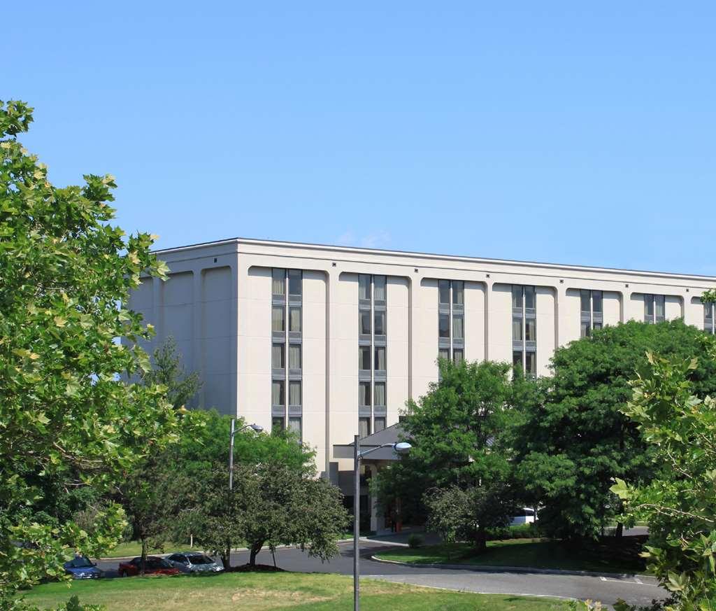 Best Western Plus Meadowlands Secaucus Exterior photo