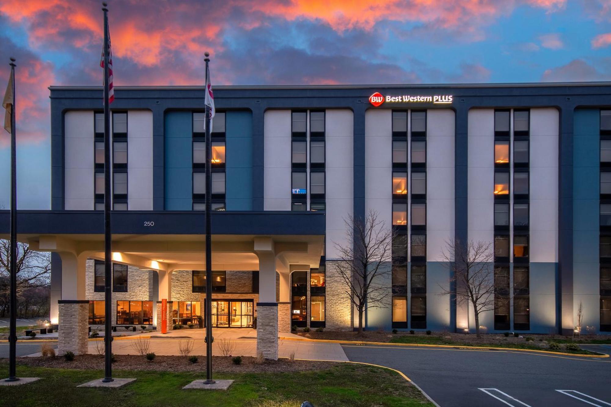 Best Western Plus Meadowlands Secaucus Exterior photo