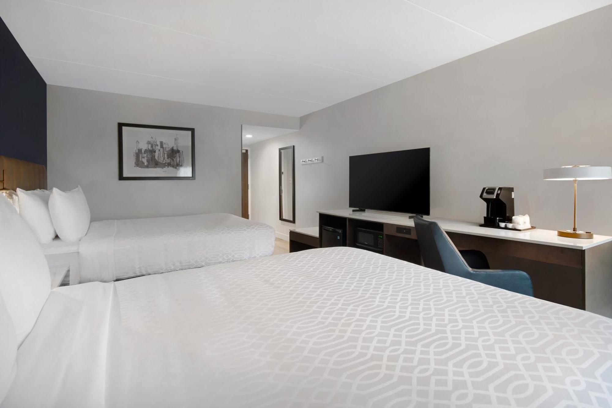 Best Western Plus Meadowlands Secaucus Exterior photo