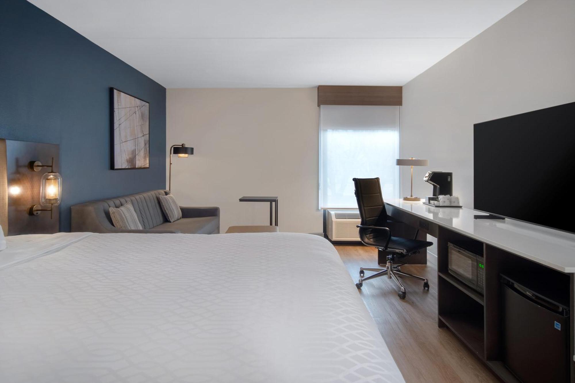 Best Western Plus Meadowlands Secaucus Exterior photo